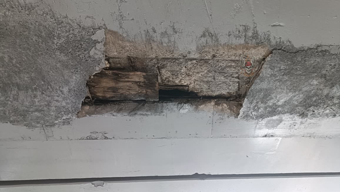 CronicasLDN's tweet photo. Cae un pedazo de loza del puente de #viaducto en río Churubusco, pasando el metro deportiva, en la alcaldía #Iztacalco. Elemento de la SSC y motociclistas retiran el escombro para evitar mayores percances vehiculares. #PrecauciónVial https://t.co/SFfXv51R8g