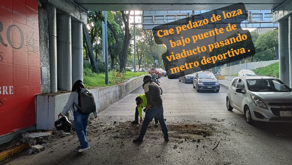 CronicasLDN's tweet photo. Cae un pedazo de loza del puente de #viaducto en río Churubusco, pasando el metro deportiva, en la alcaldía #Iztacalco. Elemento de la SSC y motociclistas retiran el escombro para evitar mayores percances vehiculares. #PrecauciónVial https://t.co/SFfXv51R8g