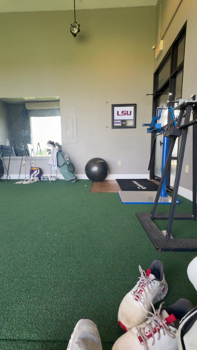 Ronnie_Van_Zant's tweet image. In enemy territory getting a golf lesson today 

#STTDB