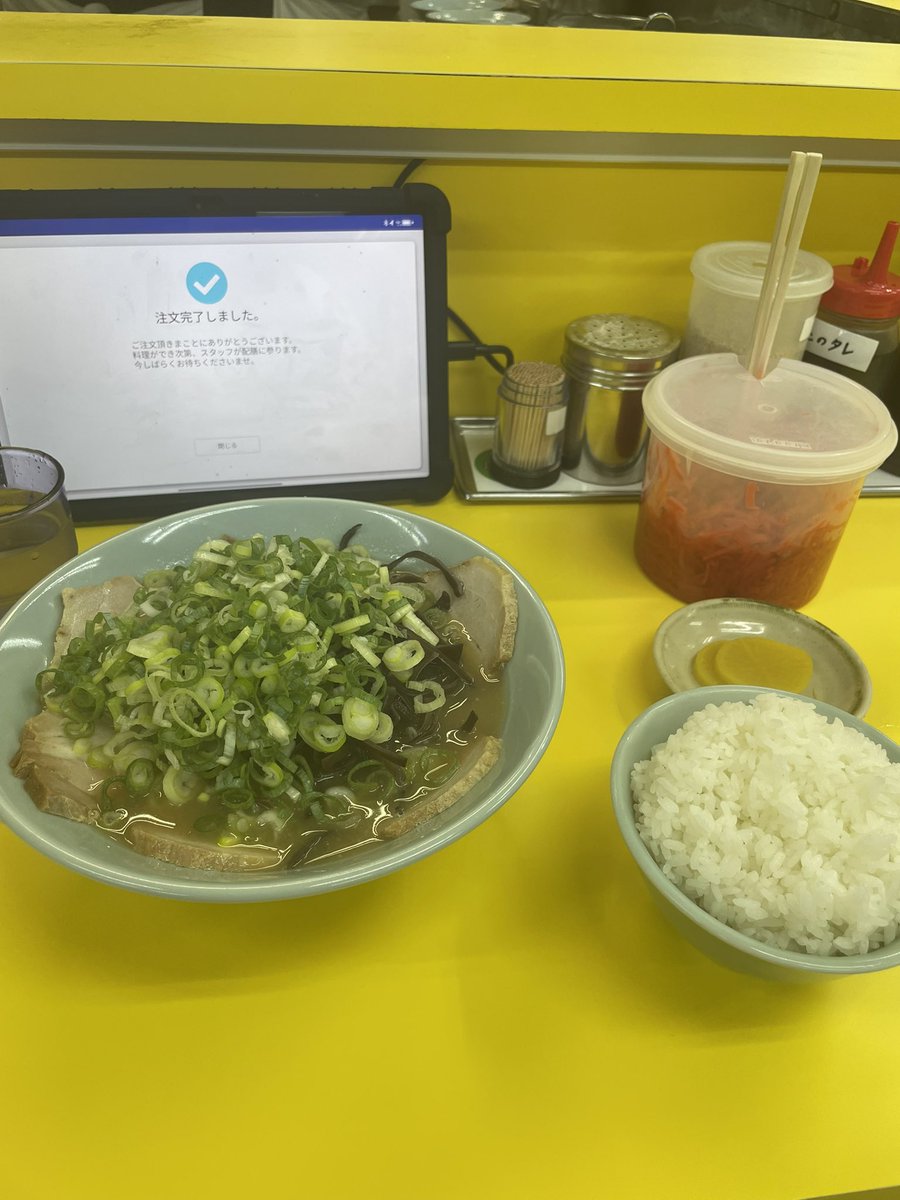 人生初

博多の深夜ラーメン

ラーメン師匠こいけさんにリサーチしてもらったお店にいったら1時だというのに長蛇の列すぎてびっくり！！

着丼してこれが博多ラーメンか！！と感動しながら啜りましたら、

あーこれがとんこつやんなってなる味でした！！

また一つやりたいことが出来た🥰
