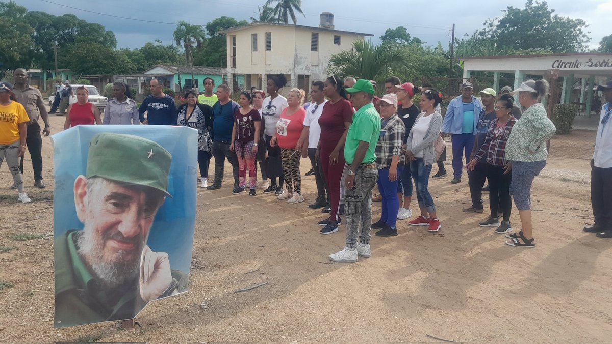 Pavel Blanco Martin. (@blanco_pav81551) on Twitter photo Los Céspedeños en horas de la tarde noche de ayer esperando el 99 aniversario del natalicio de nuestro invicto comandante en jefe Fidel Castro. #100AñosConFidel #CéspedesUnidosyVictoriosos #PorCamagüeyTodo <a href="/DiazCanelB/">Miguel Díaz-Canel Bermúdez</a> <a href="/DrRobertoMOjeda/">Dr. Roberto Morales Ojeda</a> <a href="/WalterNoris/">Walter Simon Noris</a> Los Céspedeños en horas de la tarde noche de ayer esperando el 99 aniversario del natalicio de nuestro invicto comandante en jefe Fidel Castro. #100AñosConFidel #CéspedesUnidosyVictoriosos #PorCamagüeyTodo <a href="/DiazCanelB/">Miguel Díaz-Canel Bermúdez</a> <a href="/DrRobertoMOjeda/">Dr. Roberto Morales Ojeda</a> <a href="/WalterNoris/">Walter Simon Noris</a>