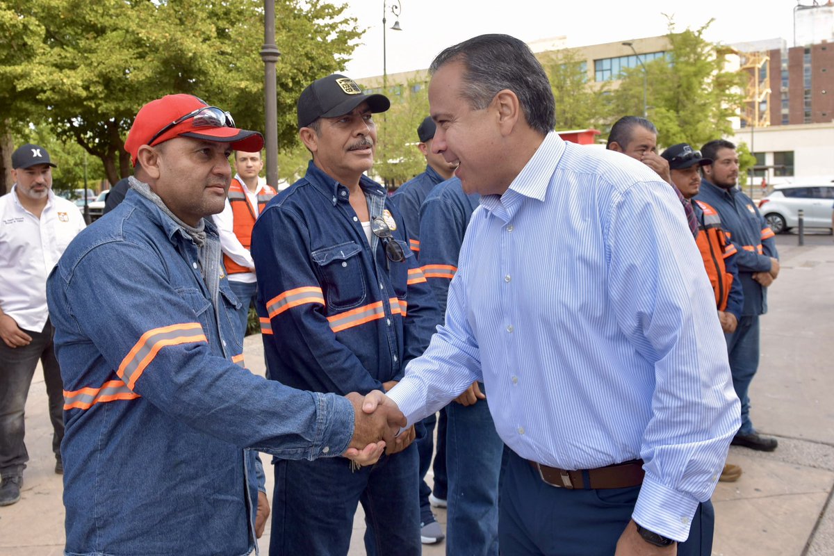 tonoastiazaran's tweet photo. ¡Más equipamiento para que sigan los cambios en Hermosillo!

Iniciamos la jornada entregando grúas para dar mantenimiento y rehabilitar semáforos🚦, así como pintura termoplástica para continuar con los trabajos de señalización vial. 🚙

Vamos por vialidades más seguras, ordenadas y bien señalizadas para todas y todos. #TrabajoQueSeNota