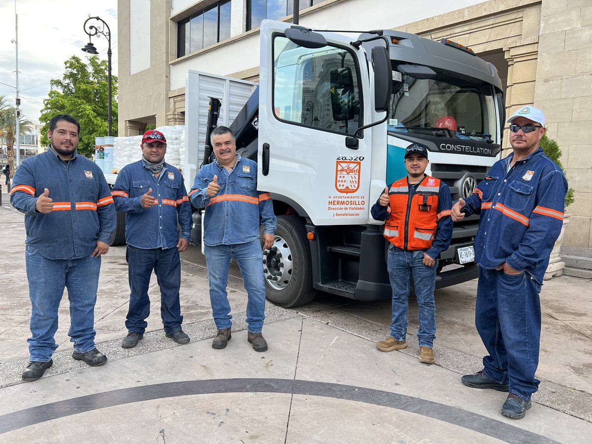 tonoastiazaran's tweet photo. ¡Más equipamiento para que sigan los cambios en Hermosillo!

Iniciamos la jornada entregando grúas para dar mantenimiento y rehabilitar semáforos🚦, así como pintura termoplástica para continuar con los trabajos de señalización vial. 🚙

Vamos por vialidades más seguras, ordenadas y bien señalizadas para todas y todos. #TrabajoQueSeNota