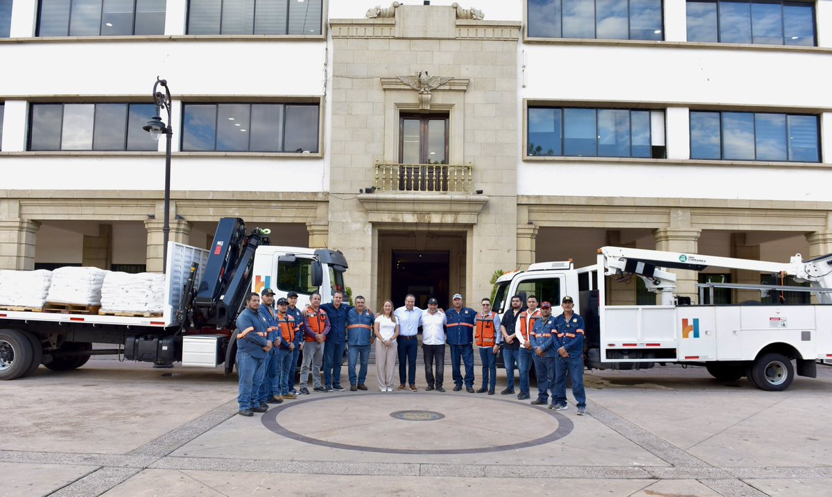 tonoastiazaran's tweet photo. ¡Más equipamiento para que sigan los cambios en Hermosillo!

Iniciamos la jornada entregando grúas para dar mantenimiento y rehabilitar semáforos🚦, así como pintura termoplástica para continuar con los trabajos de señalización vial. 🚙

Vamos por vialidades más seguras, ordenadas y bien señalizadas para todas y todos. #TrabajoQueSeNota