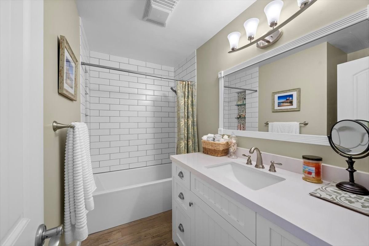 Beachfront Luxury With Panoramic Ocean Views 🌊☀️

615 Esplanade Unit 504, Redondo Beach
1 bed | 1 bath | 719 sq.ft. (btv)
Offered at $899,000

Contact agent Lisa Moule for details
Call 310.428.8958
DRE#01870856