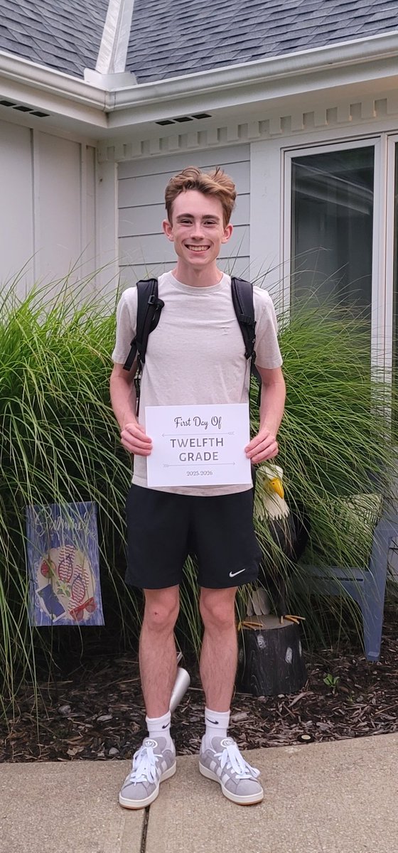 dplumly's tweet image. First day for these 3: Senior,  junior,  junior #1stday #busydad #emptywallet