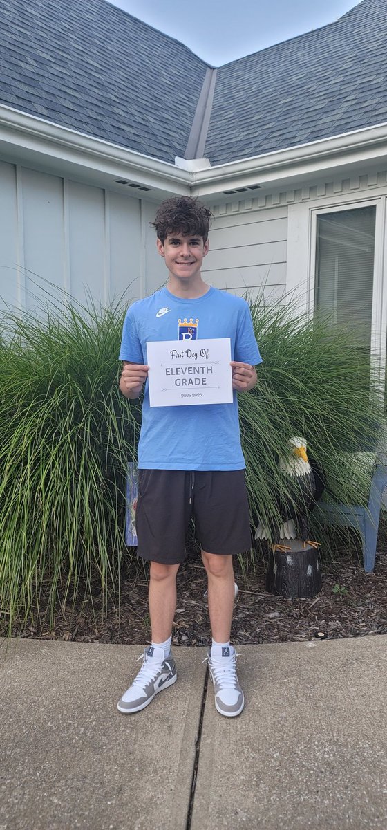 dplumly's tweet image. First day for these 3: Senior,  junior,  junior #1stday #busydad #emptywallet