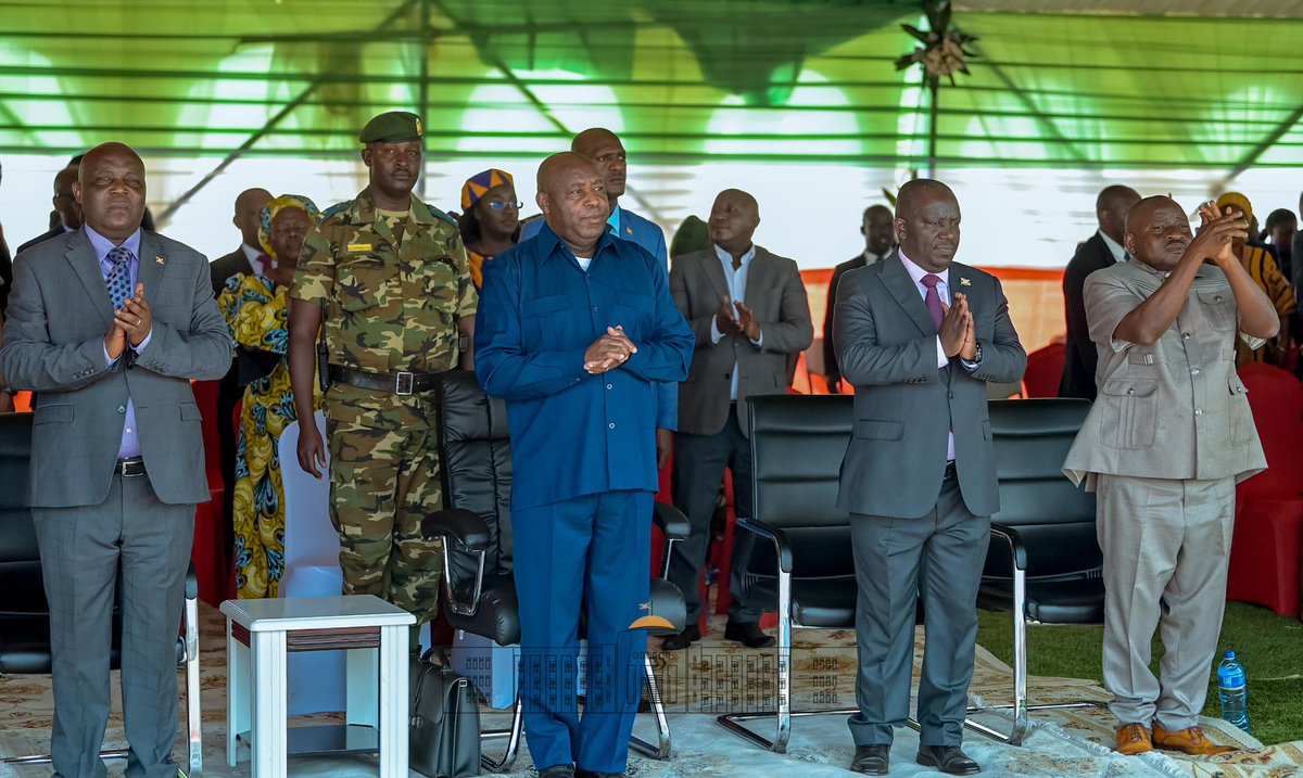 NtareHouse's tweet photo. Retour sur images des cérémonies de présentation du nouvel administrateur de la commune #Ntahangwa, M. Alexis HAVYARIMANA, par le Président de la République du #Burundi, SE @GeneralNeva, devant les résidents et natifs de cette commune élargie, rassemblés au stade de Maramvya. https://t.co/6luUwAOvul