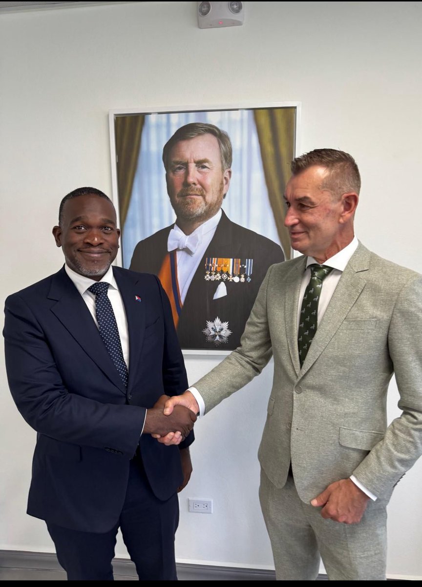 klaashessel's tweet photo. @ComiteKr De foto waar naar verwezen wordt komt uit een link met meerdere foto’s. Daar heeft hij keurig een pak aan tijdens zijn bezoek . Wat een framing van deze afdeling om zo je eigen staatssecretaris af te vallen. Hier wordt een vies spelletje gespeeld. Ws alleen omdat hij van BBB is. https://t.co/EQkF4XttMp