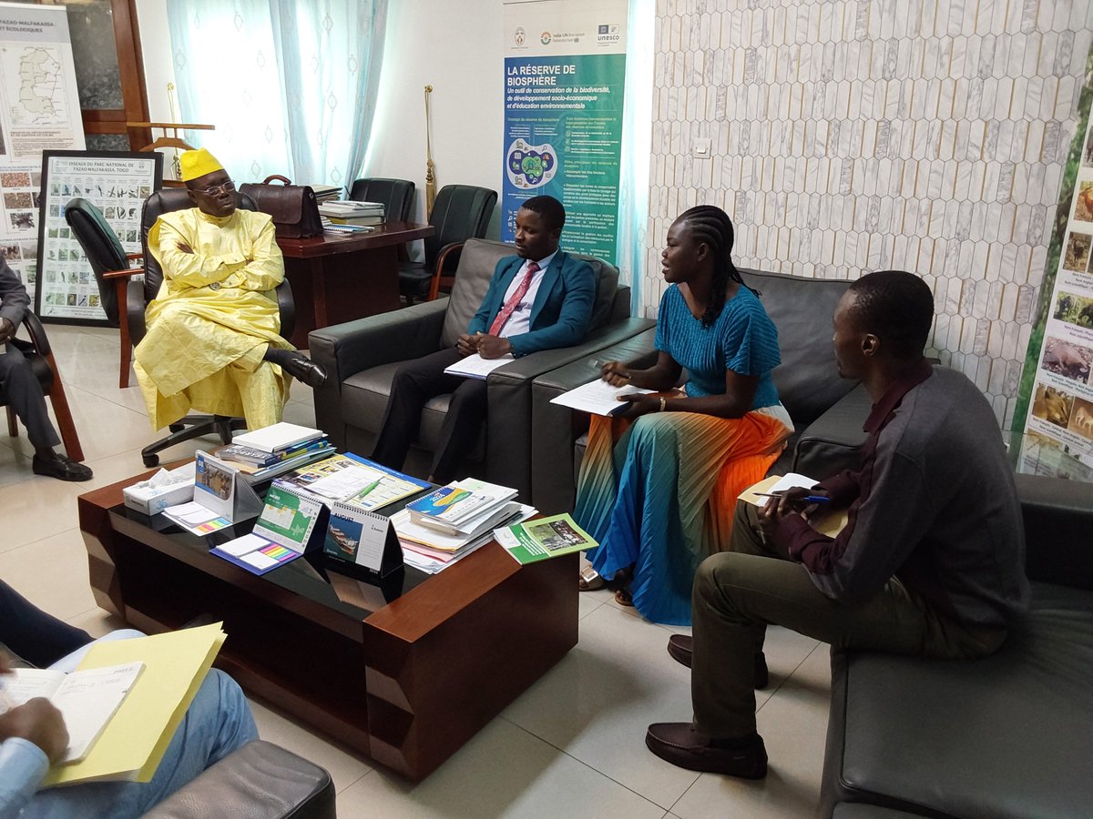 BaziKatari's tweet photo. J'ai reçu de jeunes togolais (9) fraîchement sortis des centres d'excellence #WASCAL.
Nantis de doctorat, ils sont venus exprimer leur gratitude au PC @FEGnassingbe, au @GouvTg et leur volonté de mettre leurs compétences au service de la sauvegarde de l'environnement au #Togo https://t.co/MvuOy01Tr9