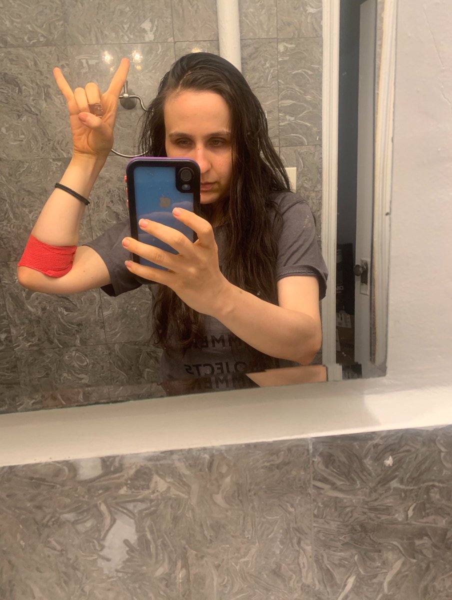 zbraiterman's tweet image. Donated a pint at ⁦@NYBloodCenter⁩ ❤️‍🩹

Encouraging others to donate, too. 🙏

Save lives, and get a kick-a** arm band. 🤘

⁦@kingthorin_rm⁩

#WednesdayWins