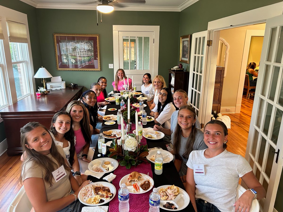 JonesCollege_'s tweet photo. Kicking off the season with family vibes! 😃 

Michael Bradshaw, Director of Campus Operations, and Kimberly Bradshaw, Math Instructor, hosted our women’s soccer team for a special dinner to celebrate the beginning of a new year as Bobcats. 💛🐾 

#IAmJC #ClawsOut https://t.co/e2MXXP3bJn
