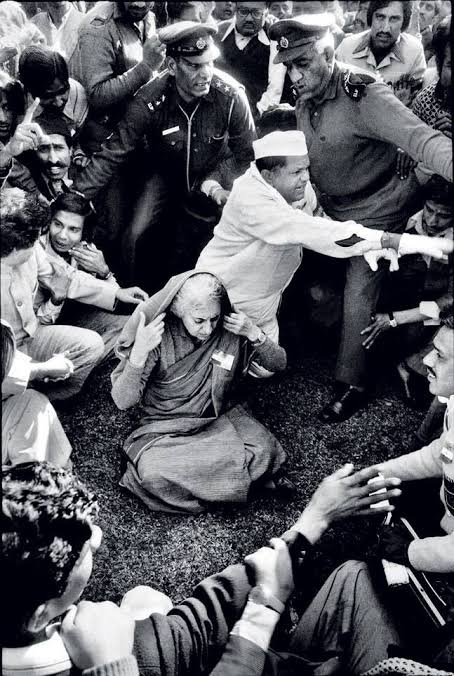 क्या आप जानते है?? 

इस देश मे पूर्व प्रधानमंत्री को जेल भेजने की समृद्ध परम्परा मौजूद है। 
●●
जी हां, मुख्यमंत्रियों को जेल भेजने की परंपरा तो बहुत बाद में आई। प्रधानमंत्री के लिए यह नजीर 1977 में ही बन गयी थी।

25 मार्च 1977 को मोरारजी सरकार ने शपथ ली। उनके चेले चपाटी, संगी