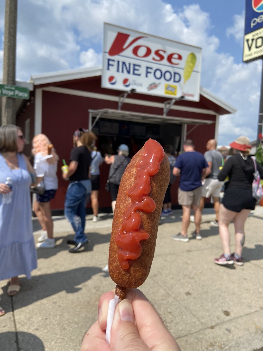 brendenmoore13's tweet photo. Customary Vose corn dog interlude between the @ILDCCA brunch and #ILDemDay at the @ILStateFair. #twill https://t.co/h6CaxDfaJ0