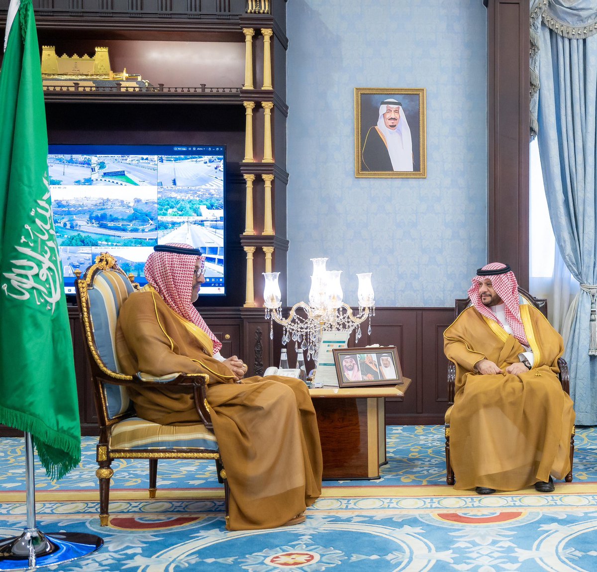 الأمير الدكتور #حسام_بن_سعود يطلع على المبادرات والخدمات التنموية والاجتماعية التي تقدمها وزارة الموارد البشرية والتنمية الاجتماعية لأهالي #الباحة، وذلك خلال استقباله معالي مساعد الوزير للخدمات المشتركة المهندس إسماعيل بن سعيد الغامدي وعددًا من قيادات الوزارة.
#إمارة_الباحة
