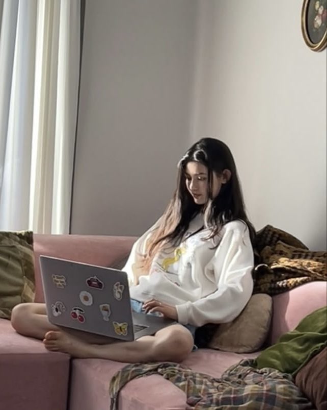 tendertine's tweet photo. Staying at Ash’s place tonight because she got too busy playing with her iPad she couldn’t reply to my texts. https://t.co/hthi7HiKl6