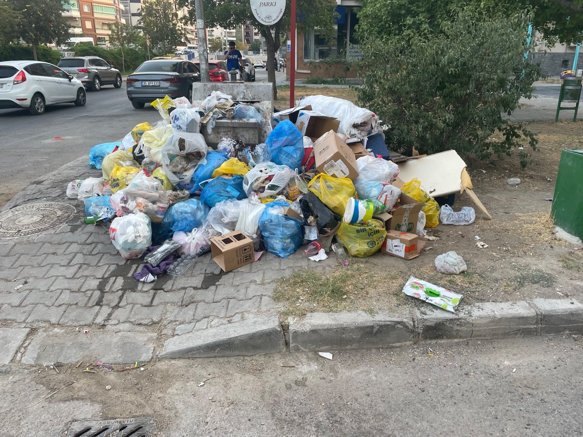 EdaKzlcay's tweet photo. @karsiyaka_bel sürekli bu manzarayı görmek zorunda mıyız? https://t.co/GH8X17hOb8