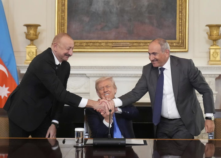 A few thoughts on the Armenia-Azerbaijan 'peace deal' that was 'signed' in Washington, DC a few days ago. Short version: it changes less than it leaves unchanged from previous meetings. ✍️
