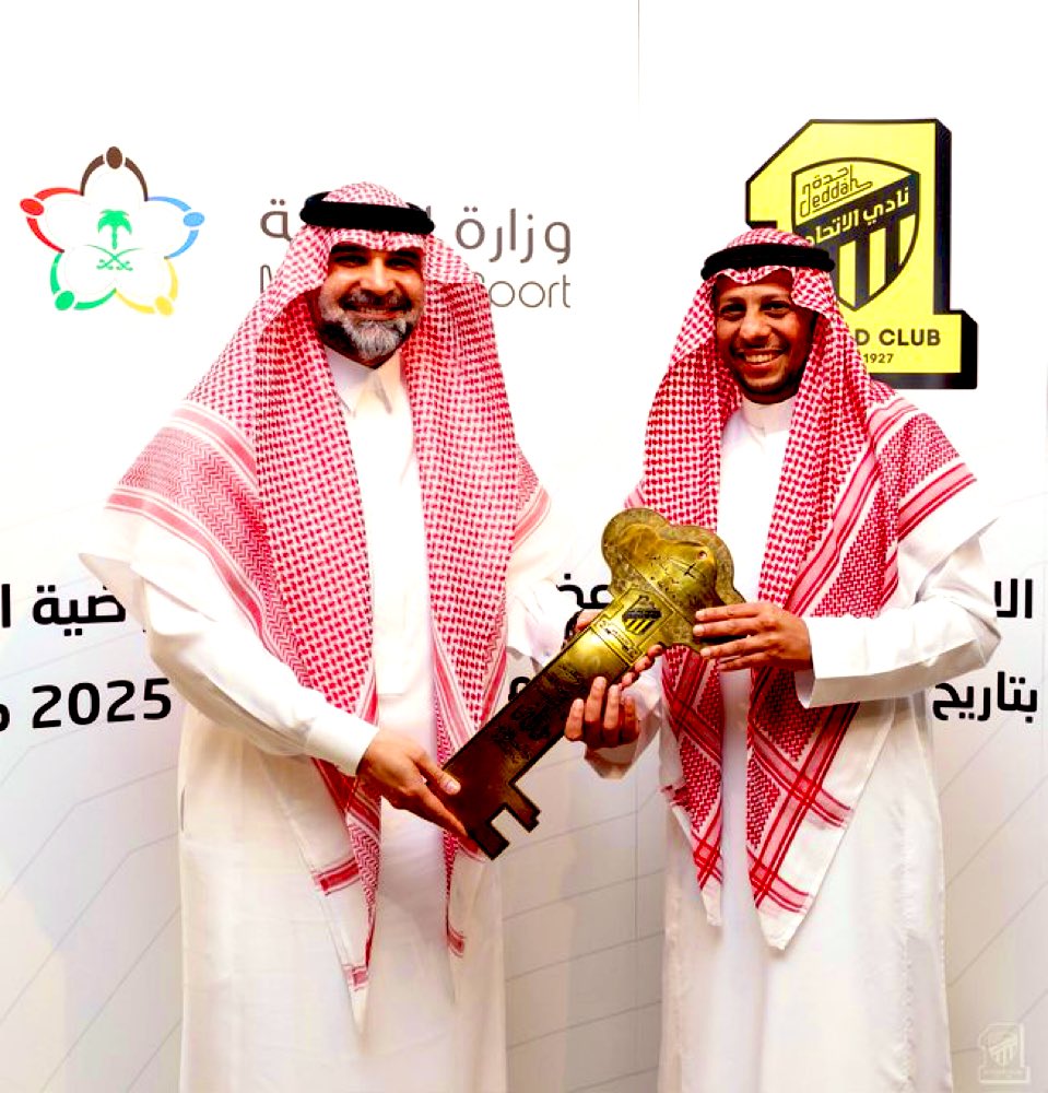 مفتاح تسليم الرئاسة في الاتحاد من رئيس إلى رئيس 🔑 

عراقة ١٠٠ عام 

#الاتحاد
فهد سندي 
#جدة