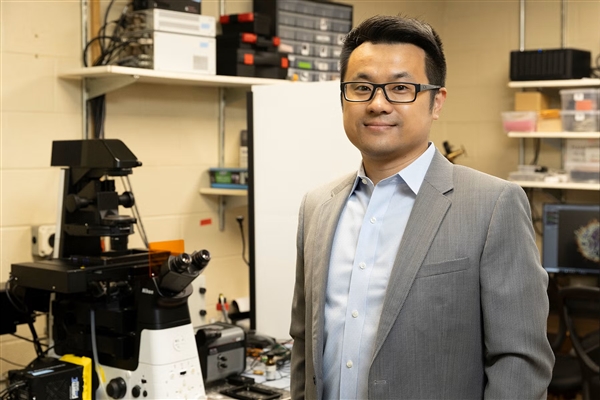 UICancerCenter's tweet photo. "Like ocean liners in a pitch-black sea" — Ying Hu, PhD, reveals how immune cells navigate the body.

In Nature Communications, Hu and colleagues unveiled a new technique to visualize the plasma membrane in under five minutes.

#CancerResearch

More here: https://t.co/dfQdsbLshQ https://t.co/3nx56EsUrw
