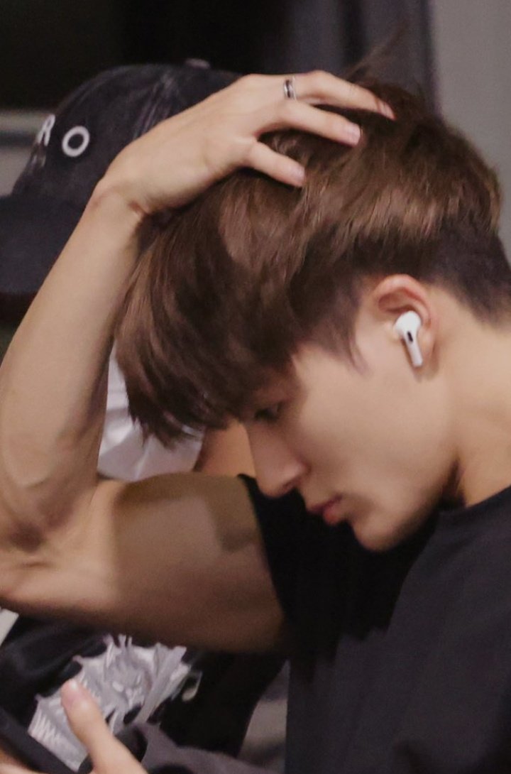 i know i strong. but yaallah lee jeno 😭😭😭