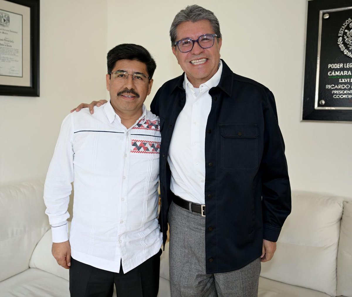 RicardoMonrealA's tweet image. Esta mañana recibí en la Cámara de @Mx_Diputados al Mtro. Hugo Aguilar Ortiz, Ministro Presidente electo de la @SCJN.
Confío en que, con su visión, conducirá con dignidad y eficacia los trabajos del Máximo Tribunal. ¡Enhorabuena!