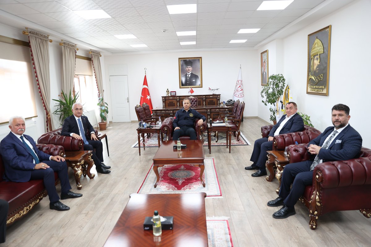 T.C. Muş Valiliği (@tcmusvaliligi) on Twitter photo İçişleri Bakanımız Sayın Ali Yerlikaya, Valiliğimizi ziyaret etti.
Sayın Bakanımız, İlimizde yürütülen çalışmalar hakkında Valimiz Sayın <a href="/Valiavnicakir/">Avni Çakır</a>'dan bilgi aldı.
Sayın Valimiz, İlimizi teşrifleri ile verdikleri desteklerden dolayı Sayın Bakanımıza şükranlarını sundu. İçişleri Bakanımız Sayın Ali Yerlikaya, Valiliğimizi ziyaret etti.
Sayın Bakanımız, İlimizde yürütülen çalışmalar hakkında Valimiz Sayın <a href="/Valiavnicakir/">Avni Çakır</a>'dan bilgi aldı.
Sayın Valimiz, İlimizi teşrifleri ile verdikleri desteklerden dolayı Sayın Bakanımıza şükranlarını sundu.