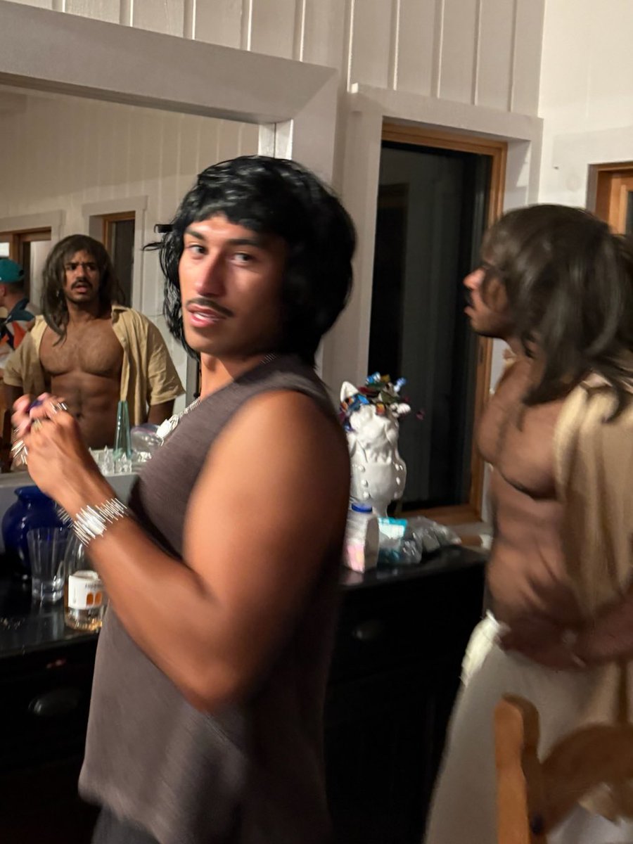oomfmagazine's tweet photo. the wig stays on https://t.co/nommFpGrTY