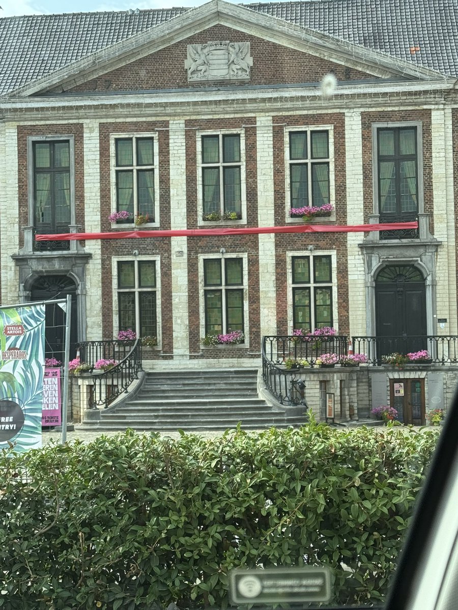 IbrahimGha1995's tweet image. بلدية #Diest تضيف شريط احمر على مبنى البلدية تضامنا مع #غزة
@staddiest