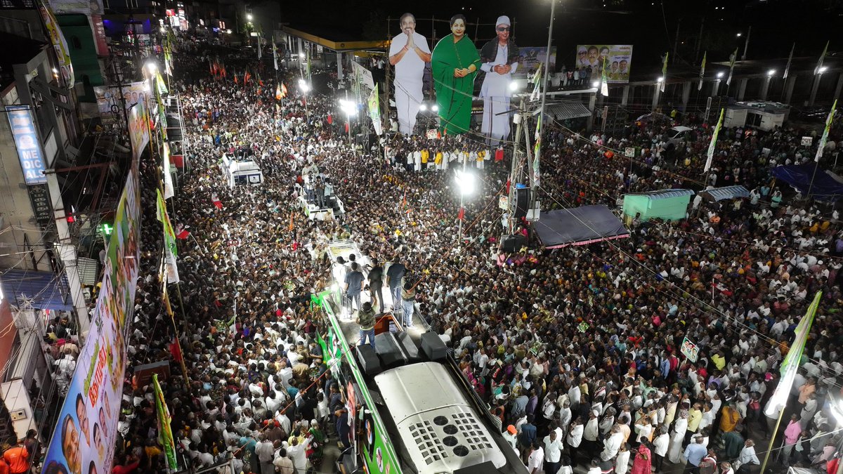 EPSTamilNadu's tweet image. தேசிய நெடுஞ்சாலை மற்றும் ரயில் சந்திப்புகள் மூலம் நகரங்களை இணைத்து  தொழில் வளர்க்கும் #ஜோலார்பேட்டை தொகுதி, மற்றும் தோல்- காலணி உற்பத்தி மற்றும் ஏற்றுமதிக்கான Hub-ஆகத் திகழும் #வாணியம்பாடி தொகுதியின் மக்கள் எழுச்சியுற வரவேற்றனர்.

பொய்களால் ஆட்சிக்கு வந்து, பொய்களால்…