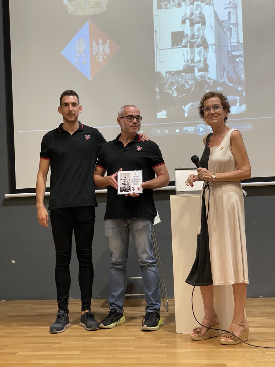 JovesValls's tweet photo. Avui hem estat a la Bisbal del Penedès per commemorar els 50 anys actuant-hi ininterrompudament.

Ex-presidents, ex-caps de colla i membres de la junta han homenatjat mig segle de vincle amb la població.

Hem fet entrega d'una imatge del 4d8 del 1975.

#SempreTornem #castells https://t.co/Strp33VVv3