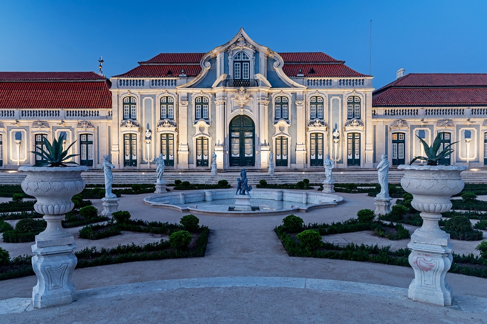 alentejo_1970's tweet photo. Nas noites de 22 e 30 de Agosto, os jardins do Palácio de #Queluz abrem as portas dos seus jardins para observação noturna de morcegos. A iniciativa acontece no âmbito do programa “À Noite do Jardim”, promovida pela Parques de #Sintra. 🦇 https://t.co/1NvySSYDAu