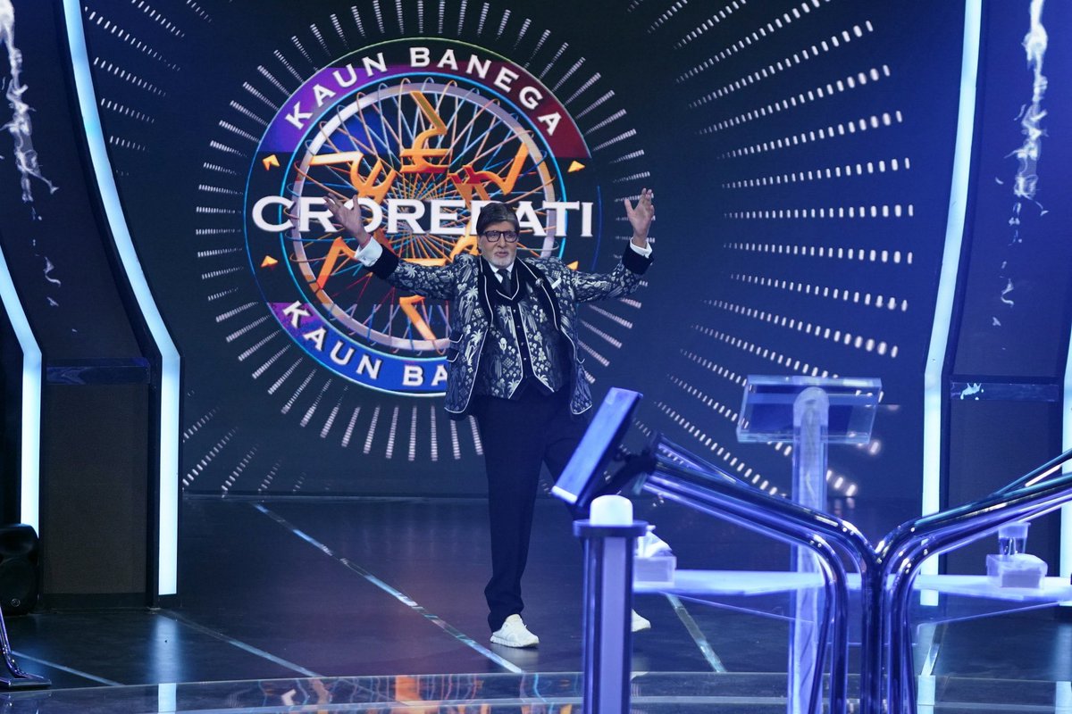EF❤️Ashok Mistry™️ (@ashokmistry4545) on Twitter photo <a href="/SrBachchan/">Amitabh Bachchan</a> सर
KBC मंच पर ये पूरे जोश और स्फूर्ति से भाग कर स्वागत का अनोखा अद्भुत अंदाज़ … <a href="/SrBachchan/">Amitabh Bachchan</a> सर
KBC मंच पर ये पूरे जोश और स्फूर्ति से भाग कर स्वागत का अनोखा अद्भुत अंदाज़ …