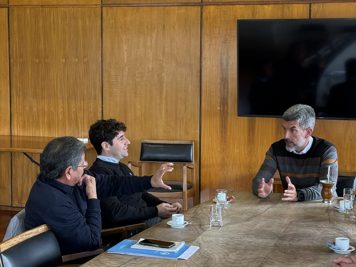 UlpianoSuarez's tweet photo. 🤝Queremos que todos los jubilados disfruten de la exención de tasas y la gratuidad en el ingreso a gimnasios, a teatros y cines muncipales.

Por eso, me reuní con Carlos Salazar y Juan Pablo Baro, dirigentes del @pdljubilados, para llegar a todas las asociaciones y entidades que nuclean a esta población en la @ciudaddemendoza .

Gracias por el interés, el apoyo y el trabajo para que estas medidas beneficien a la mayor cantidad de nuestros adultos mayores.