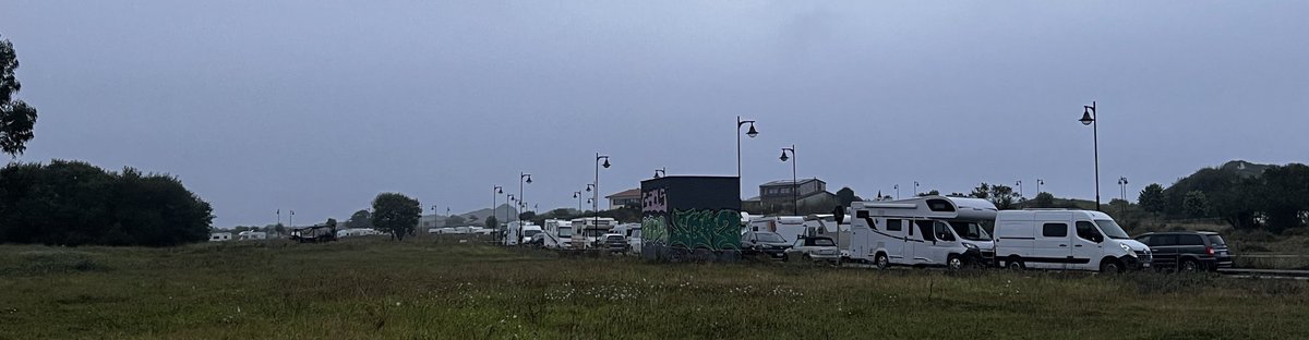 carcarabaca's tweet photo. ¿Aparcamiento limitado a 45 autocaravanas?, Habrá  más de 200 y otras tantas en vía pública,  sin ningún tipo de instalación apta para este tipo de vehículos. @AytoLlanes basta ya de mirar para otro lado. 2/2 https://t.co/apOlgdBk6E