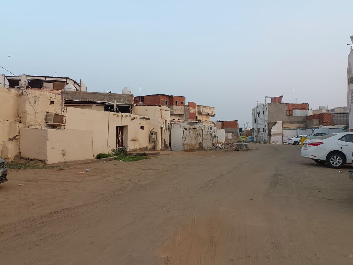 <a href="/al7olm777/">الكاتبة : أحلام بكري</a> <a href="/ibraheem_saabi/">إبراهيم عمر صعابي</a> <a href="/jezanyat/">جيزانيّات</a> كنت ساكنا هنا في "حشوة ابن حنين"، تلك الحارة المسقى ترابها بعرق أمهاتنا الزاكي، وكد آبائنا المضني للبحث عن لقمة عيش تسد رمقنا، والمعطر بمسك أجساد أهلها الطاهرة
هذه الحارة الطيب أهلها، فبرغم طرقها الترابية الضيقة، إلا أن مساحتها مفتوحة على السماء.
عاشت في تلك البيوت الصغيرة أسر