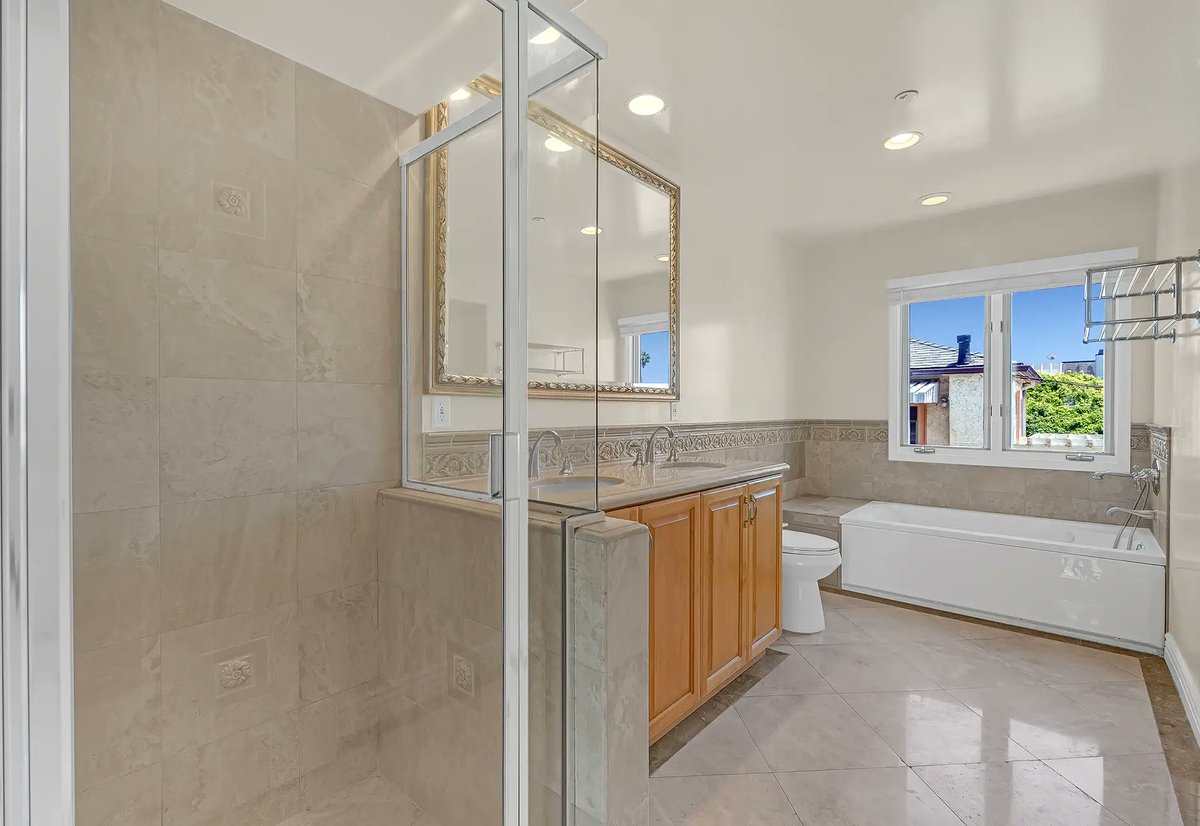 ShilianGroup's tweet photo. #ForLease: A Mediterranean-style #Townhouse in a gated #SantaMonica community, north of Wilshire. Features 3 private outdoor spaces, a 2-car garage, &amp; a great location at 1022 10th St, #103. Available for 14+ months. Call Payman Shilian (DRE #01913874) of Compass at 310-299-7655. https://t.co/tlGIygU6o1