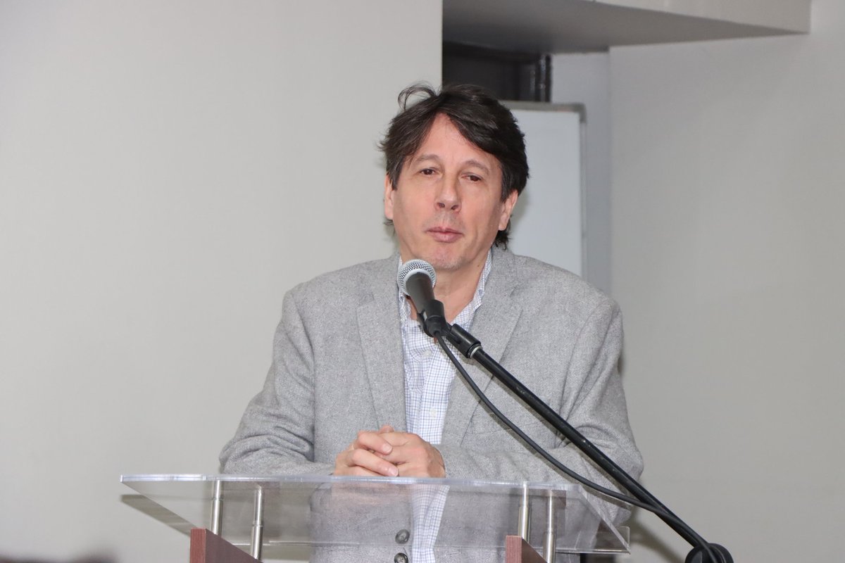 #EnLaUMCE Con la participación de la Rectora Solange Tenorio; el Presidente del <a href="/ColegioProfes/">Colegio de Profesoras y Profesores de Chile</a>, Mario Aguilar; el Director de <a href="/crea_equidad/">Crea Equidad</a>, Roberto Celedón y especialistas del área se lanzó el estudio “Formación y capacitación docente en género y educación no sexista” 🙌🏼
