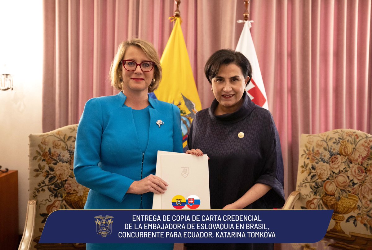 CancilleriaEc's tweet photo. Ecuador sigue tejiendo puentes con el mundo
La canciller @gabisommerfeld recibió las copias de cartas credenciales de representantes de tres países amigos:
🇸🇰Eslovaquia – La embajadora en Brasil, concurrente para Ecuador, Katarina Tomkóva, entregó copia de su carta credencial. https://t.co/kcRwqIJBpX