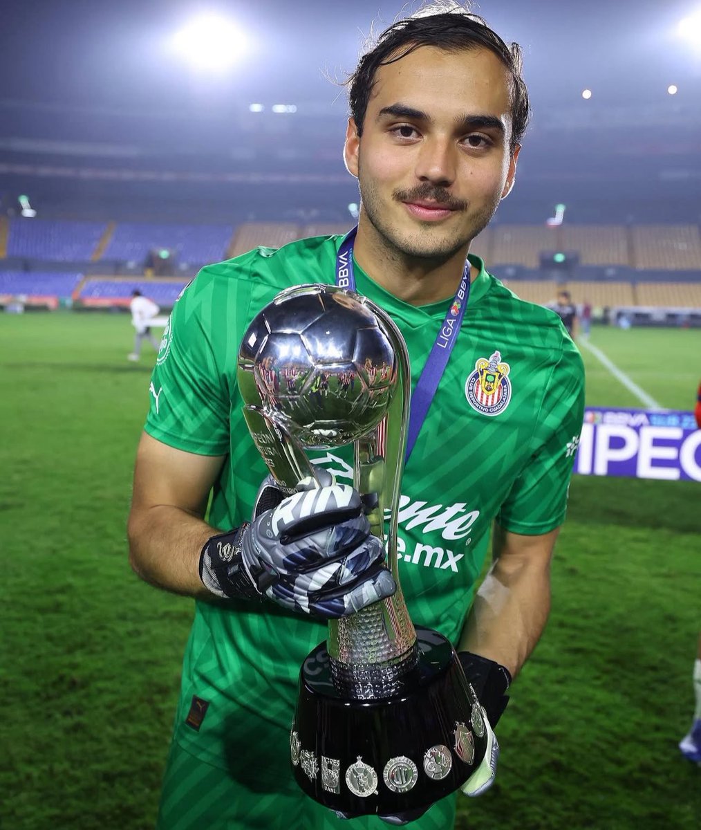 🚨BLINDADO
Matías Bunge dentro de la reunión con Javier Mier, directivo de Chivas <a href="/Chivas/">CHIVAS</a>, se dio la renovación de Eduardo ‘El Dragón’ García por tres años más, o sea, hasta 2028. En Chivas visualizan un futuro prometedor con el arquero y canterano del Rebaño
<a href="/ESPNmx/">ESPN.com.mx</a> <a href="/futpicante/">Futbol Picante</a>