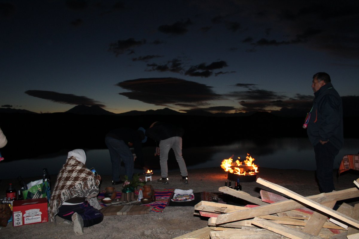 En un amanecer mágico nuestra delegación gremial encabezada por: Cristian Contreras, VP Gestión, Alfonso Sánchez, P. President, Eduardo Ramos, Consejero Regional, Patricia Castillo, Pdta CCGG
Patricia Gómez, Gerenta de Mutual participó del Pago a la Tierra en la Laguna Inca Coya