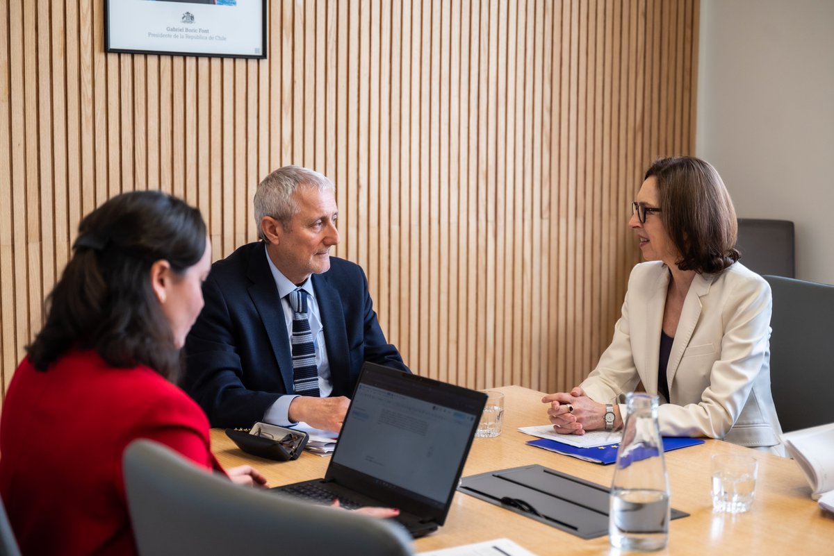 UE en Chile 🇪🇺 (@ueenchile) on Twitter photo Positiva reunión hoy entre la <a href="/EUAmbChile/">Claudia Gintersdorfer</a> Claudia Gintersdorfer y el Ministro <a href="/min_ciencia/">Ministerio de Ciencia</a> Aldo Valle para continuar estrechando lazos en la cooperación en ciencia e innovación entre la UE y Chile. Positiva reunión hoy entre la <a href="/EUAmbChile/">Claudia Gintersdorfer</a> Claudia Gintersdorfer y el Ministro <a href="/min_ciencia/">Ministerio de Ciencia</a> Aldo Valle para continuar estrechando lazos en la cooperación en ciencia e innovación entre la UE y Chile.