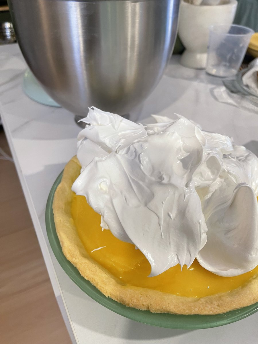 Moesby66's tweet photo. This is how you do a gluten free lemon meringue pie (with homegrown lemons ๐), in a 1944 Pyrex dish. Please have some with your coffee โ๏ธ ๐ #TwitterCooking https://t.co/96diTmw0Lo
