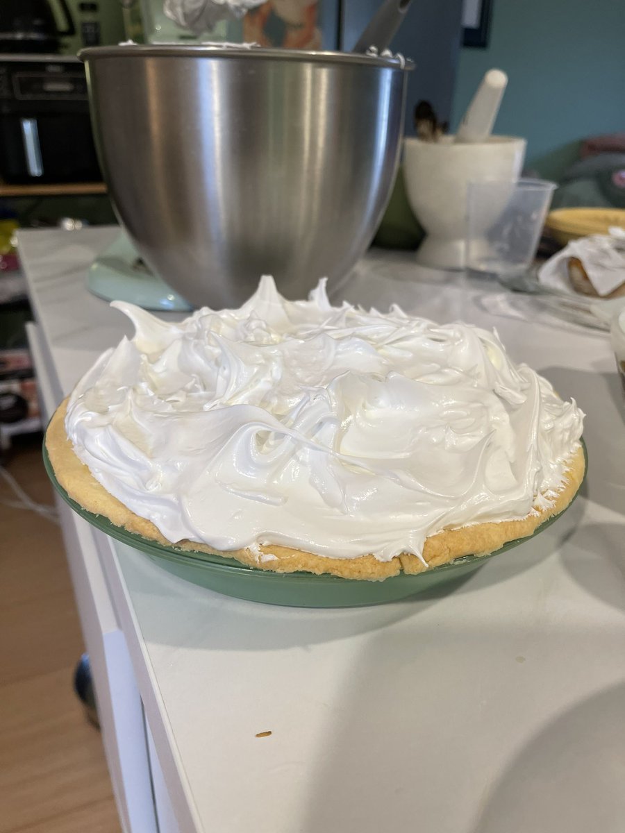 Moesby66's tweet photo. This is how you do a gluten free lemon meringue pie (with homegrown lemons ๐), in a 1944 Pyrex dish. Please have some with your coffee โ๏ธ ๐ #TwitterCooking https://t.co/96diTmw0Lo