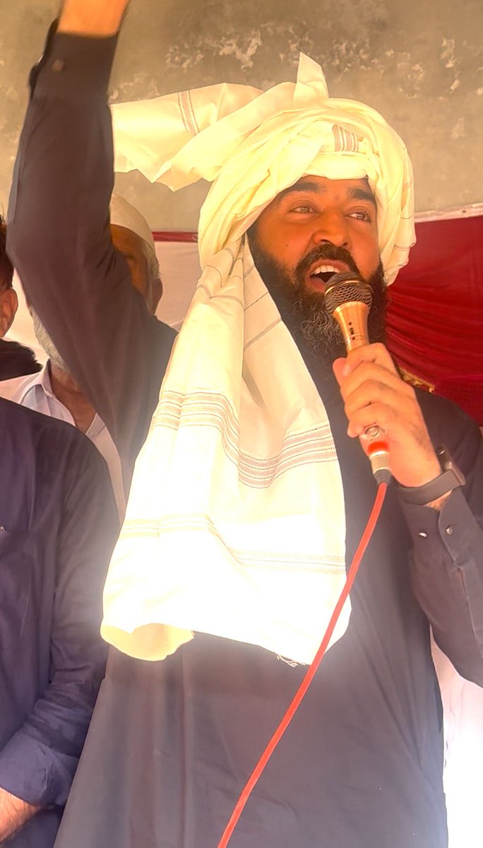 پنڈی میں اس ہائی لیول احتجاج کا سارا کریڈٹ راجہ شہباز کو جاتا ہے جس نے اتنی فسطائیت کے باوجود پہلے شام کو ہائی وے پر ریلی نکلوائی اور بعد میں سینکڑوں ورکروں کو لے کر لیاقت باغ پہنچا 
<a href="/shahbazrajapti/">Raja Shahbaz Bhatti</a>