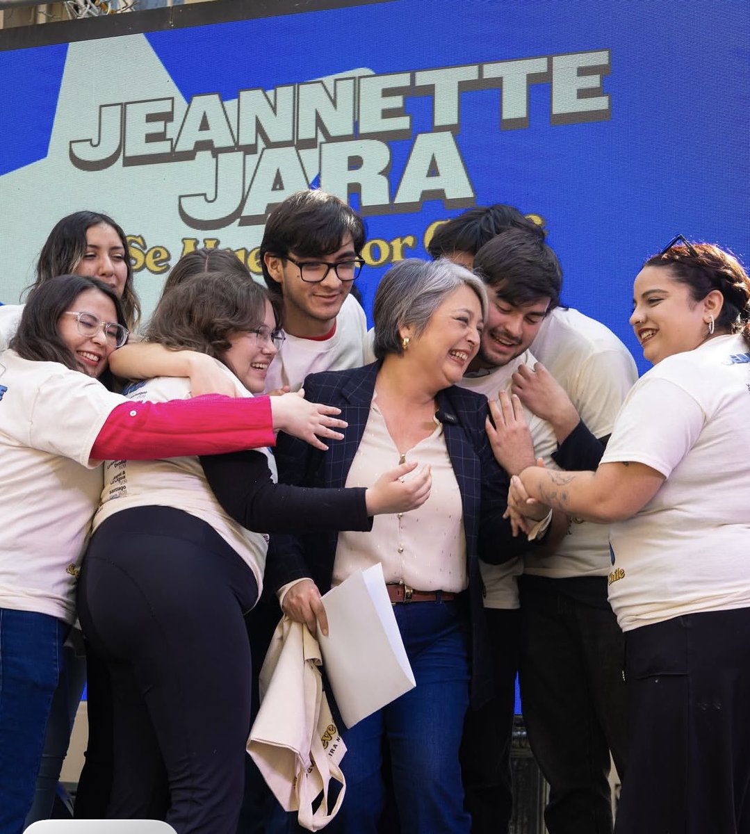 Laura Albornoz (@lauralbornoz) on Twitter photo Ame esta foto de <a href="/jeannette_jara/">Jeannette Jara Román</a> con el equipo de jóvenes #JeannetteJaraUne ❤️❤️❤️🫶🏼 Ame esta foto de <a href="/jeannette_jara/">Jeannette Jara Román</a> con el equipo de jóvenes #JeannetteJaraUne ❤️❤️❤️🫶🏼