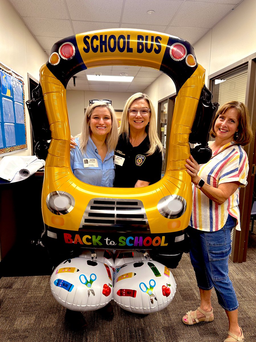 CFISDRosario's tweet photo. Today our youngest bus riders are getting home safe with the help from our amazing @CFISDbus bus drivers and our awesome community volunteers! Our CFISD students are on the #PathToAmazing #CFISDBusBuddies #CFISDFirstDay #RegresoAClasesCFISD #EspírituCFISD 🎉 https://t.co/IPHra3kCbt