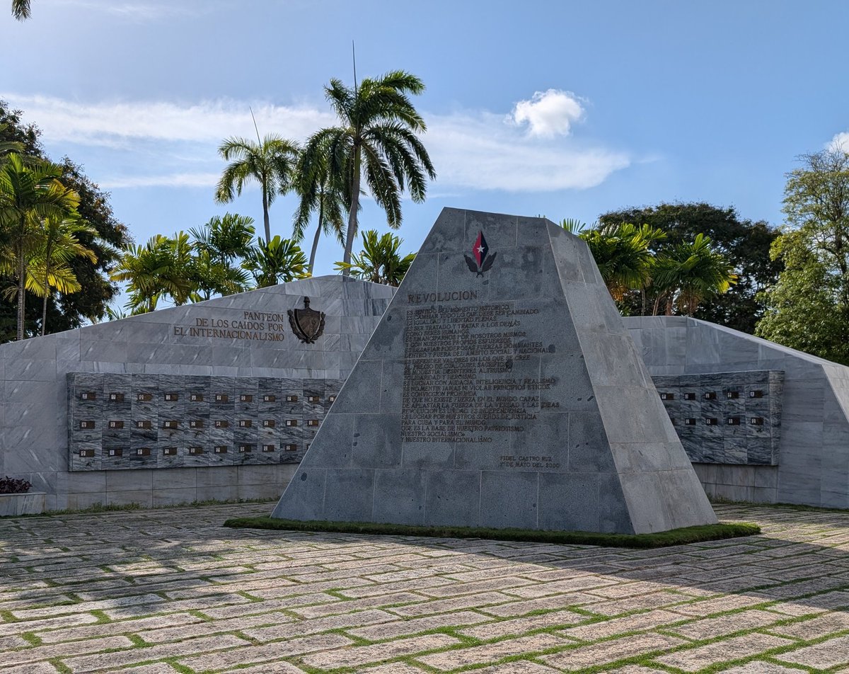 trbonnieu's tweet photo. En ce jour du 99ème anniversaire de Fidel Castro, nous rendons hommage aux martyrs de l'indépendance, de la révolution socialiste et des brigades internationales cubaines. 
Ces combattants de la liberté nous inspirent dans notre lutte au quotidien.
Venceremos ! https://t.co/ia5cXa2M2N