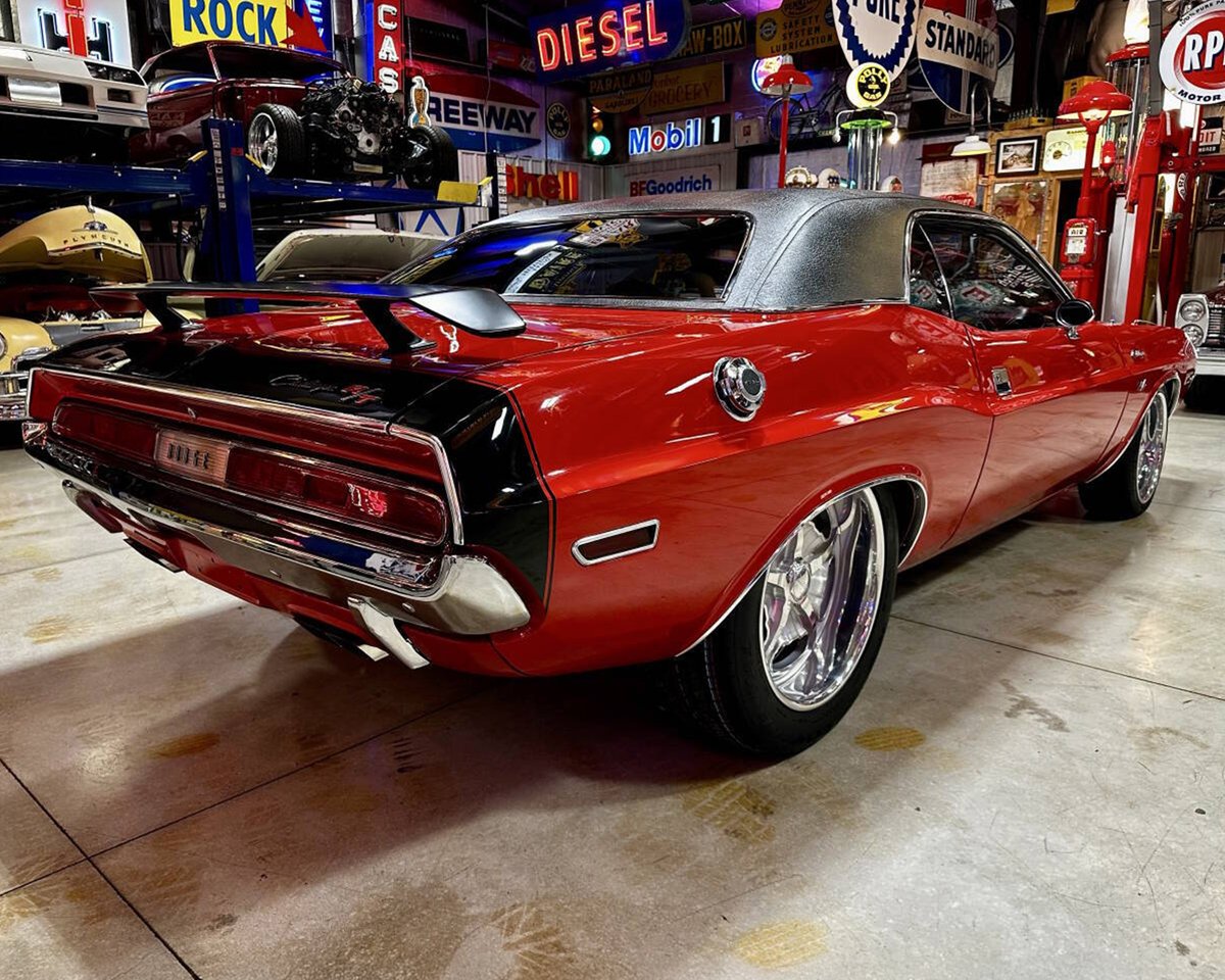 Barrett_Jackson's tweet photo. Big HEMI energy. This custom 1970 @Dodge #Challenger R/T is powered by 472ci #HEMI engine mated to a rebuilt #matchingnumbers 4-speed manual transmission. Catch it at the 2025 Scottsdale Fall Auction!

Learn more: https://t.co/JjFzWBYmHO https://t.co/q43B4k3I5M