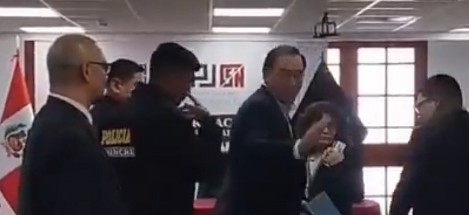 romancendoya's tweet photo. Gran día para #ElPeru. @MartinVizcarraC a prisión.
Al final la corrupción  y el golpismo se pagan. Y el crimen de Estado también. La muerte de Alan Garcia tiene en Vizcarra a uno de sus autores intelectuales.
Otro día fatal para la izquierda golpista que quiere robar El Perú. https://t.co/WuXmZ2x35W